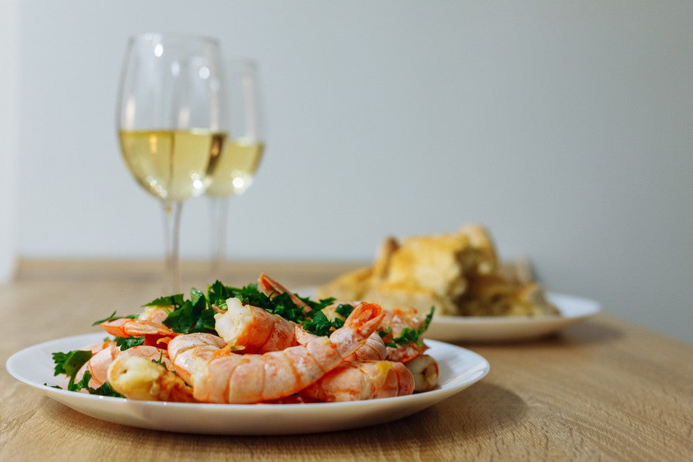 https://www.brightcellars.com/cdn/shop/articles/Wine-and-shrimp-cajun-food-creole-Marti-Gras_shutterstock_298b297d-40ee-466b-ae8a-eaa96582baee.jpg?v=1679086968